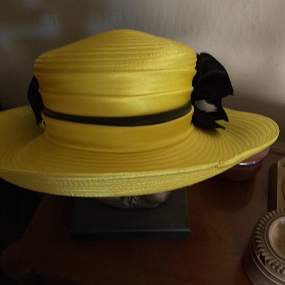Beautiful yellow hat - Picture 4 of 4